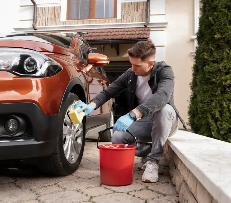 Lavage auto à domicile Serra-di-Ferro : professionnel intervenant sur un véhicule